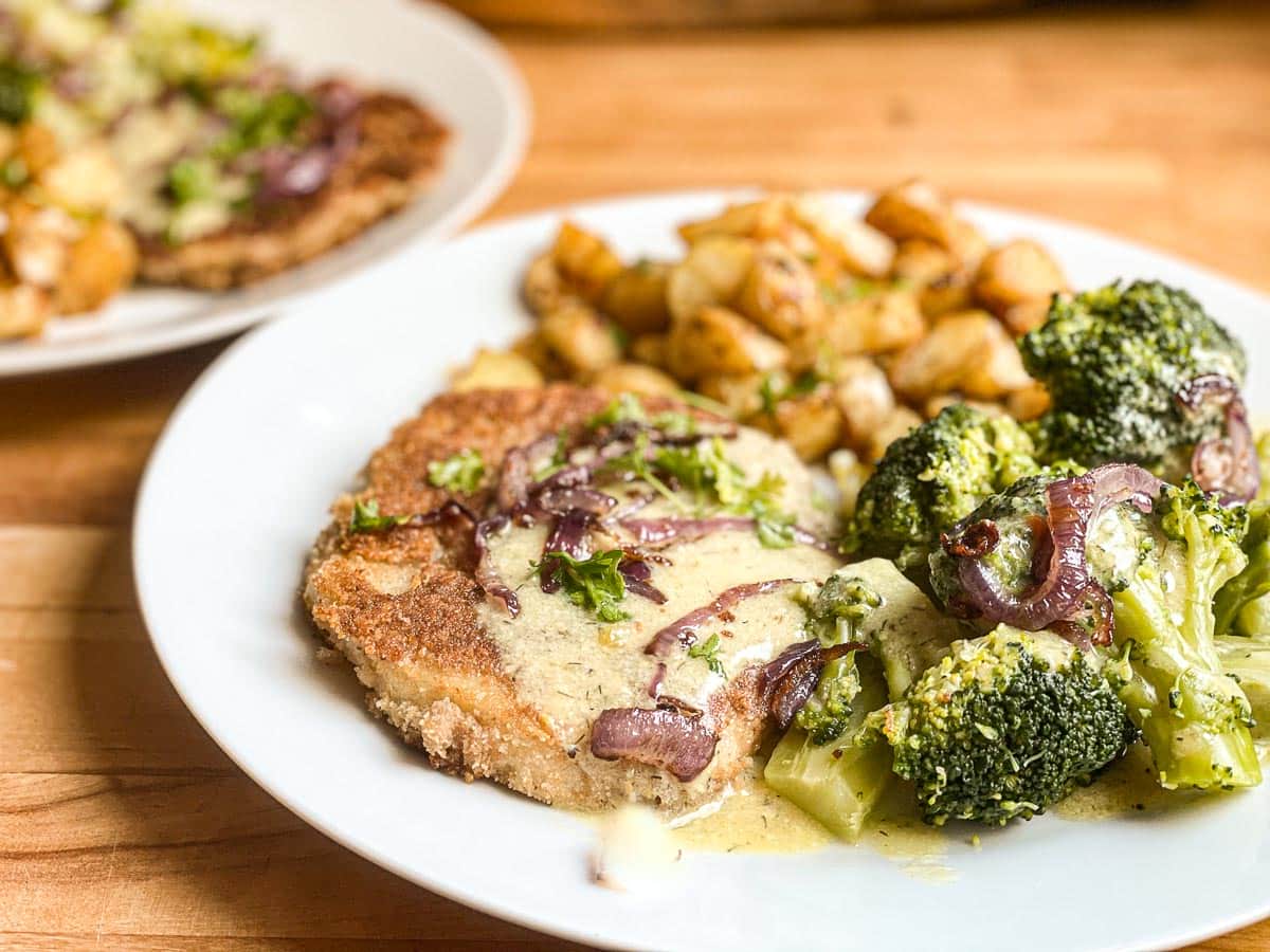 Knuspriges Sellerieschnitzel mit Dillsoße (vegan)