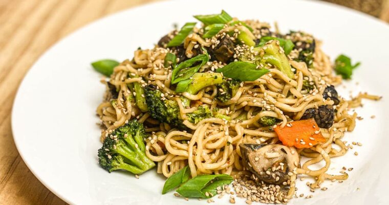 Asia-Nudeln mit gebratenem Tempeh, Brokkoli und Champignons