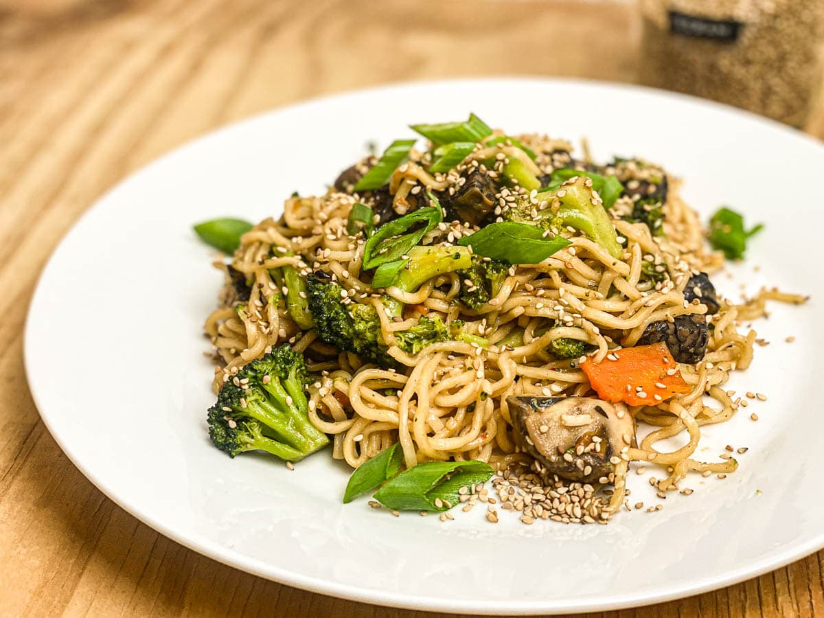 Asia-Nudeln mit gebratenem Tempeh, Brokkoli und Champignons