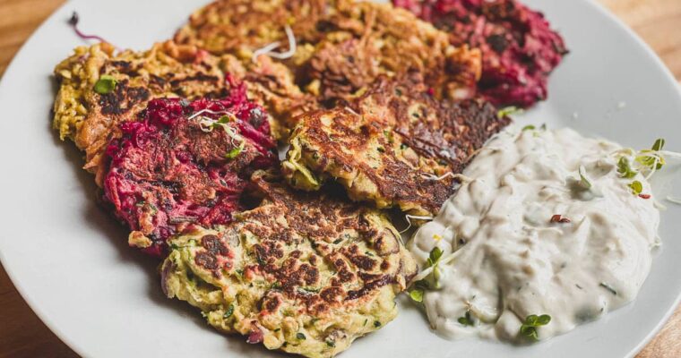 Vegane Gemüsepuffer mit Kichererbsenmehl – drei Sorten: Zucchini, Sellerie und Rote Bete