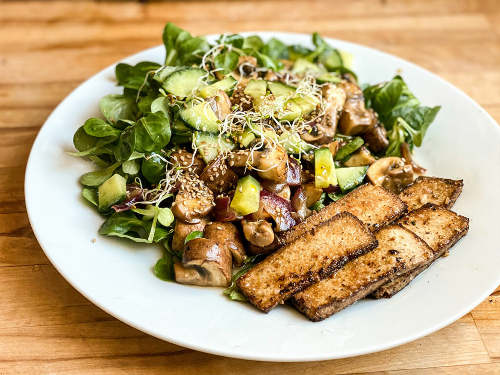 Feldsalat mit warmen Champignons und Mandeltofu-Streifen | vegan ♥