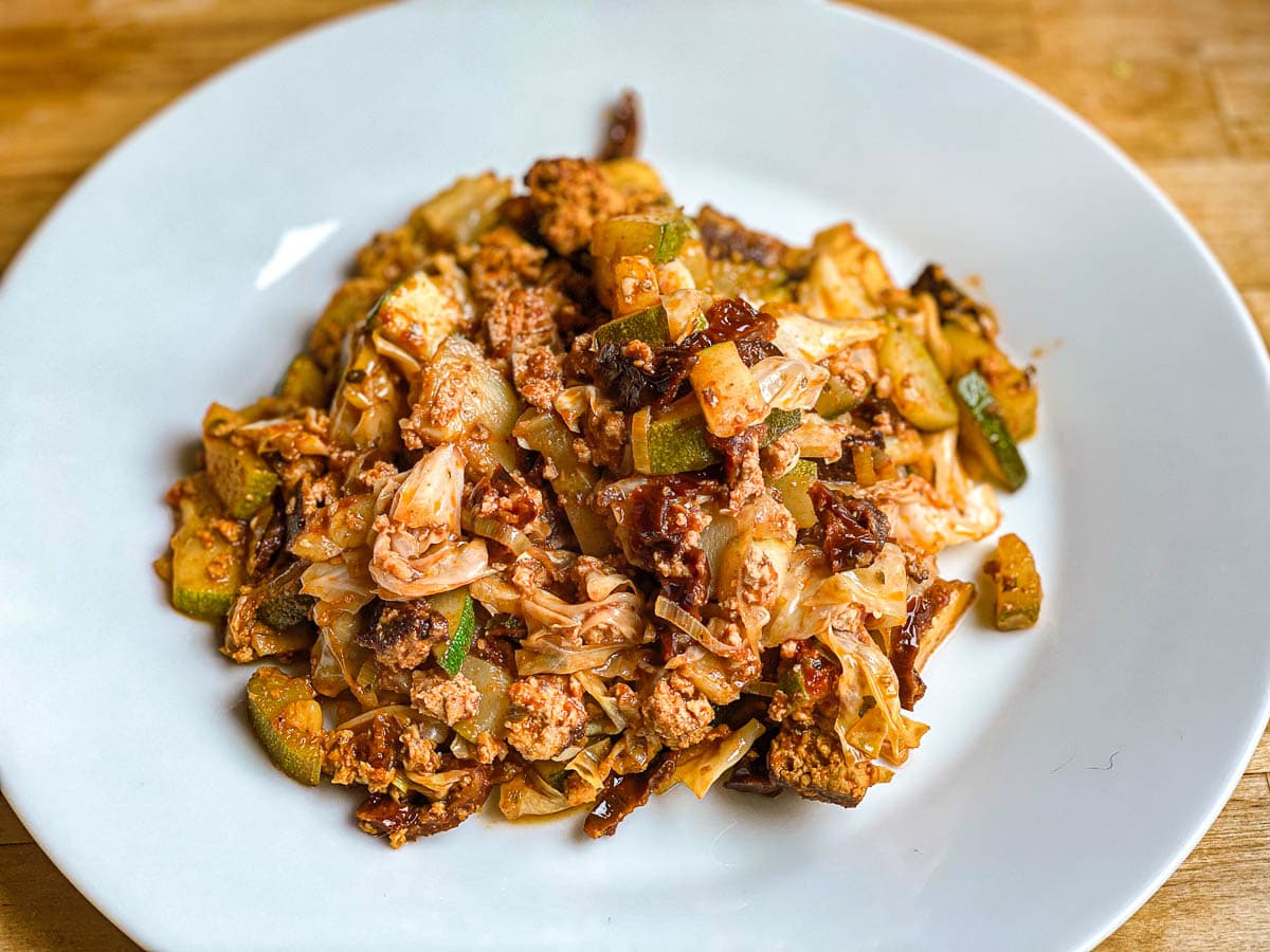 Spitzkohl mit getrockneten Tomaten und scrumbled Tofu