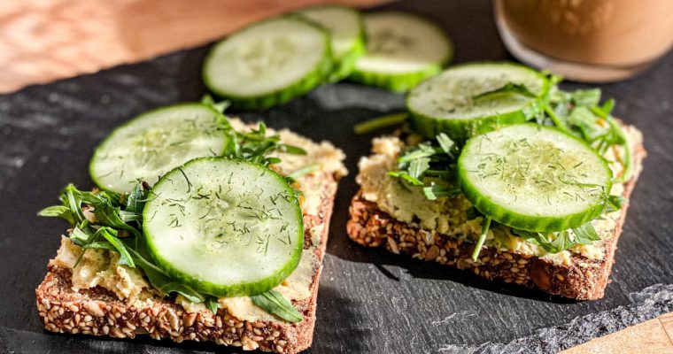 Hummus-Toast mit Rucola und Gurken