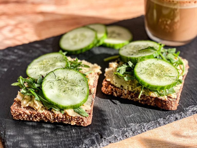 Hummus-Toast mit Rucola und Gurken | Vegane Inspiration – LOVABLE MINDSET