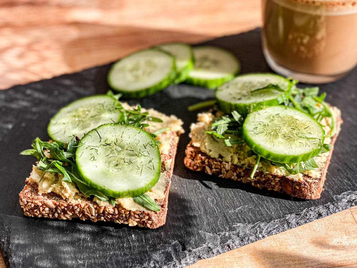 Hummus-Toast mit Rucola und Gurken