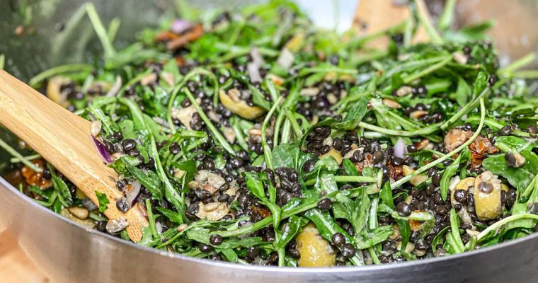 Linsensalat mit getrockneten Tomaten, Oliven und Rucola