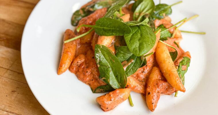 Schupfnudeln in cremiger Tomatensoße mit Babyspinat