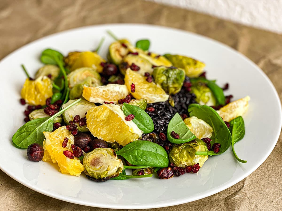 Winterlicher frischer schwarzer Reissalat