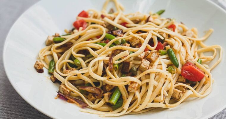 Spaghetti-Salat mit Räuchertofu