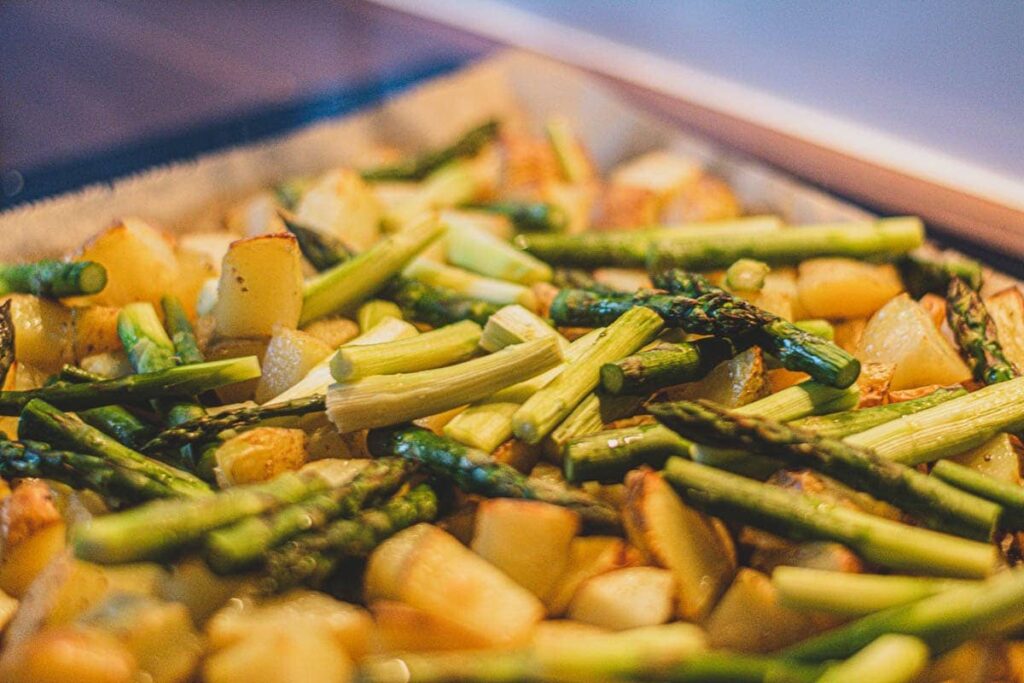 Grüner Spargel und Ofenkartoffeln