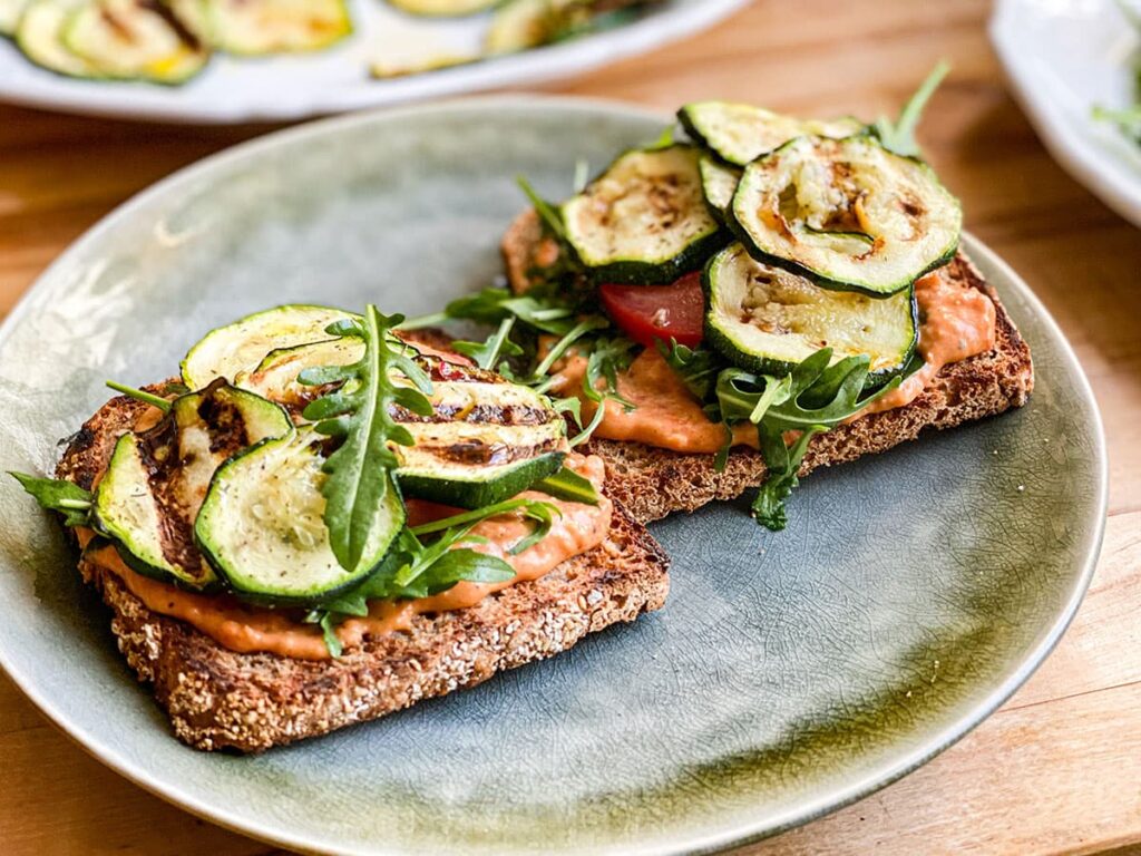 Toast mit gegrilltem Gemüse