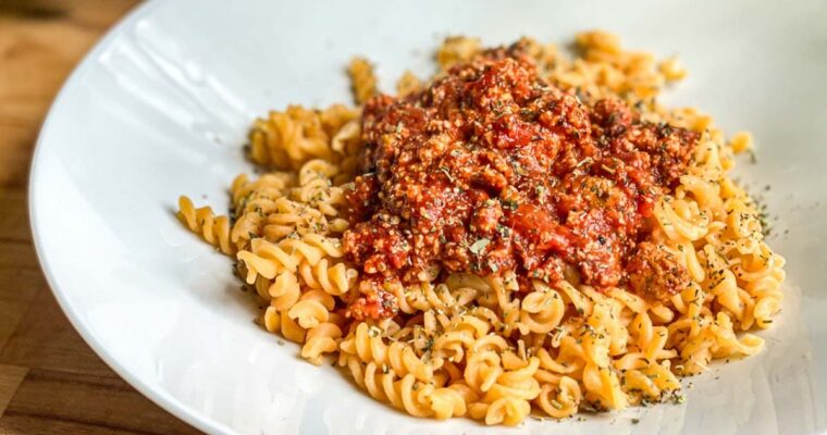 Einfache vegane Bolognese (Tofu-Basis mit Tomatensoße)