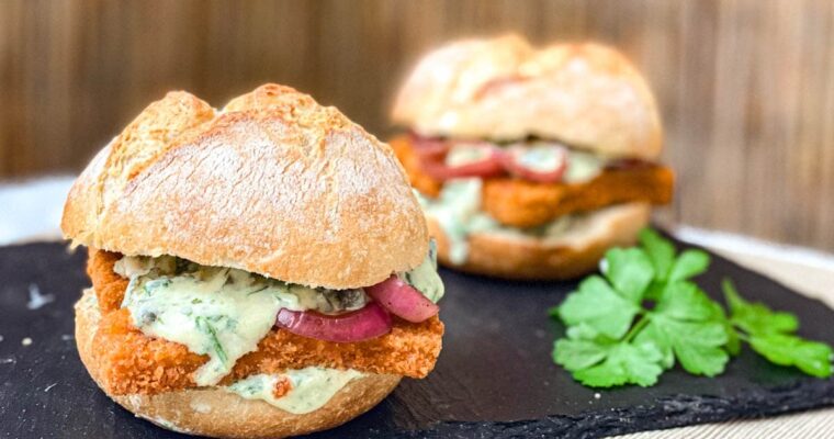 Vegane Fisch-Brötchen mit Gurken-Kräuter-Soße