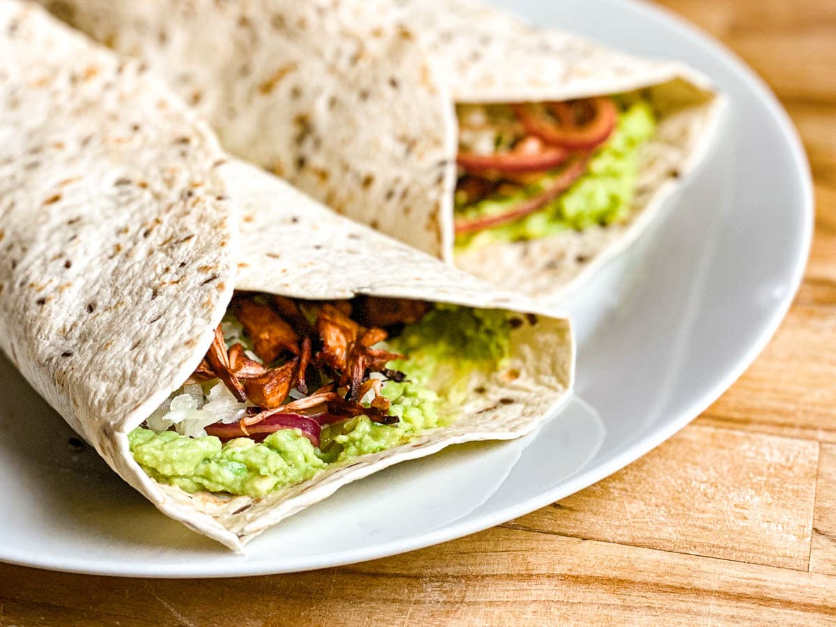 Jackfruit-Wraps mit Avocado